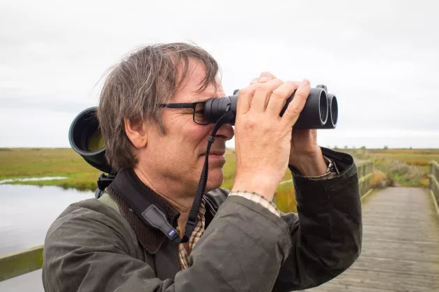 Henrik Smith and a pair of binoculars. Photo