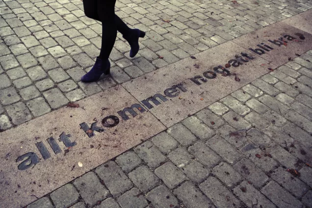 Brick road with text Allt kommer nog att bli bra